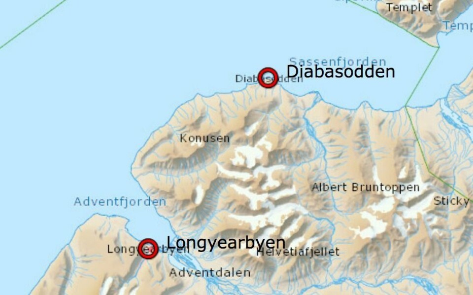 Isbjørnen prøvde i kveld å ta seg inn i en hytte på Diabas. Isbjørnen prøvde i kveld å ta seg inn i en hytte på Diabas.