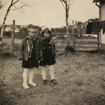 Karin Mella 5-6 år gammel sammen med kusina Irene Pettersen hjemme i Alta. Mammaen til Karin var sydame. Hun sydde og strikket alle Karins klær.