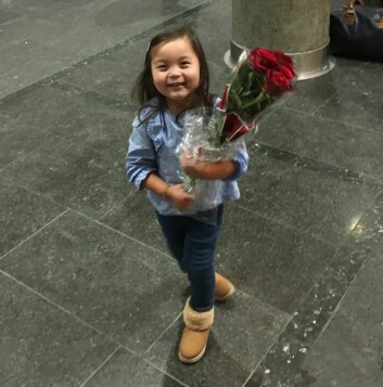 Barnebarnet Ella Sofie (3,5) tok imot Karin og mannen Svein på Gardermoen 11. desember. Barnebarnet Ella Sofie (3,5) tok imot Karin og mannen Svein på Gardermoen 11. desember.