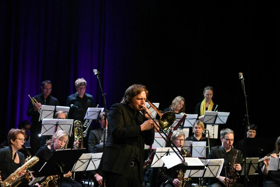 Storbandet imponerte på sin jubileumskonsert søndag. Dirigent og musiker Marius Hoven bidro også som solist.