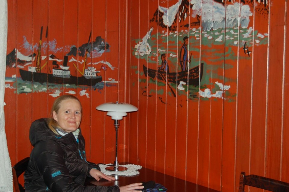 Stova i Amundsenvillaen er rikt illustrert. Beathe Holstads oldefar har bodd i direktørboligen. Stova i Amundsenvillaen er rikt illustrert. Beathe Holstads oldefar har bodd i direktørboligen.