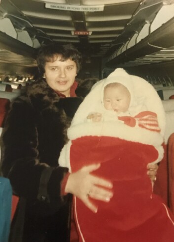 Karin Mella og mannen Svein hentet begge sine døtre på Fornebu. Det var uro i Sør-Korea, så selv om de ønsket fikk de ikke dra dit for å hente døtrene selv. Her er eldstejenta Silje i den varme ullposen foreldrene tok med da de hentet henne i den kalde vinteren. Karin Mella og mannen Svein hentet begge sine døtre på Fornebu. Det var uro i Sør-Korea, så selv om de ønsket fikk de ikke dra dit for å hente døtrene selv. Her er eldstejenta Silje i den varme ullposen foreldrene tok med da de hentet henne i den kalde vinteren.