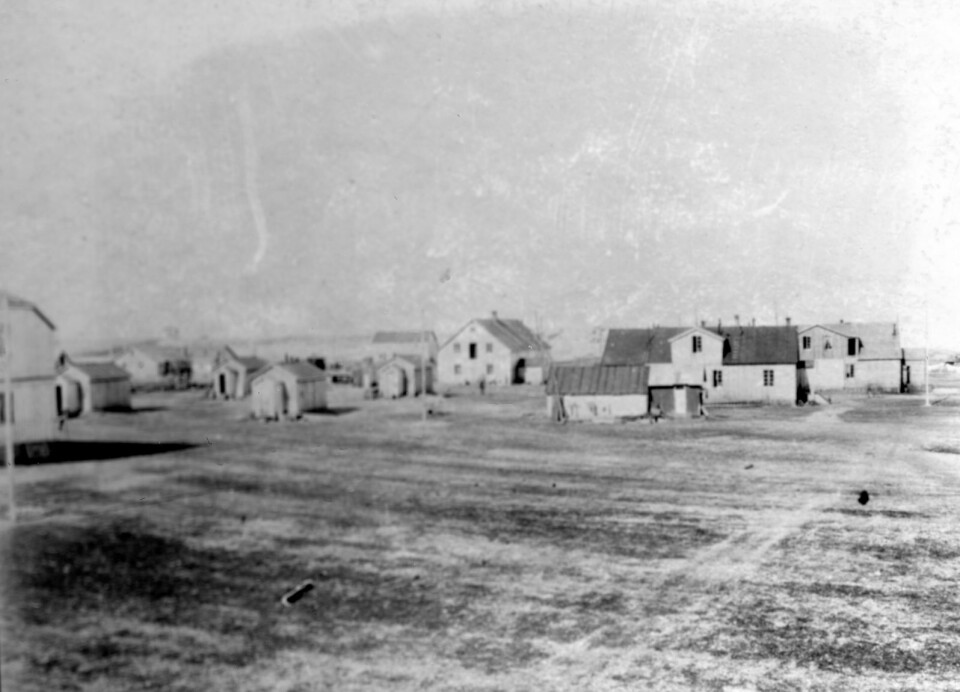 Oversiktsbilde av bebyggelsen i Ny-Ålesund i 1918. Oversiktsbilde av bebyggelsen i Ny-Ålesund i 1918.