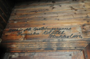 Hytta ble bygget av selskapet Spetsbergen Svenska Kolfält. En tekst på veggen er bevart.