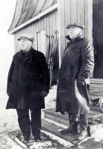 direktører: Direktørene Peter S. Brandal til venstre og Michael Knutsen på trappa til den nye direktørboligen.Bildet er tatt tidlig på 1920-talet.
