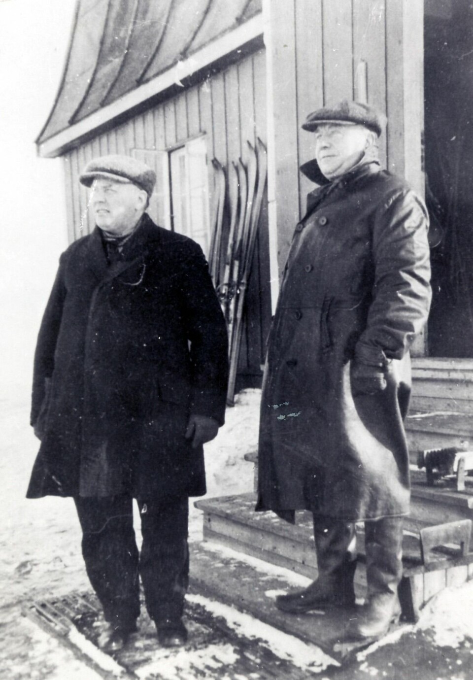 direktører: Direktørene Peter S. Brandal til venstre og Michael Knutsen på trappa til den nye direktørboligen.Bildet er tatt tidlig på 1920-talet. direktører: Direktørene Peter S. Brandal til venstre og Michael Knutsen på trappa til den nye direktørboligen.Bildet er tatt tidlig på 1920-talet.