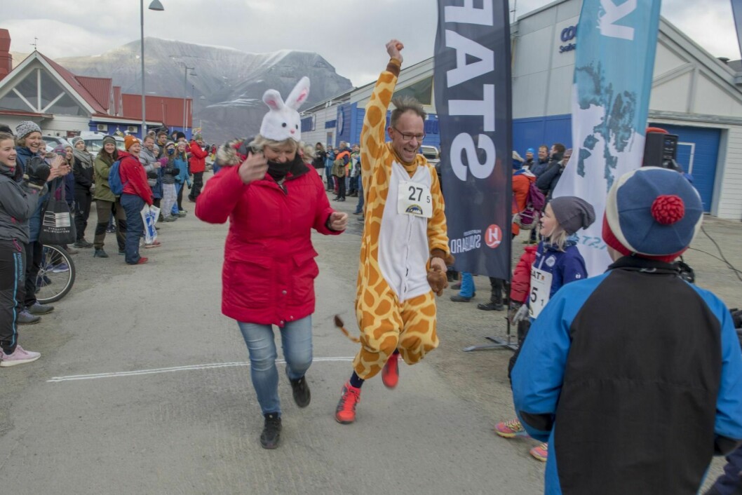 Giraffen Jo Tore Berg passerte jublende målstreken under TV-aksjonen stafett lørdag sammen med  haren Janne Henningsmoen.