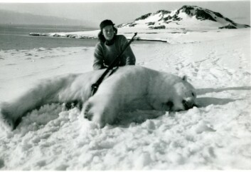 Ivan Hochlins sønn, Lars Hochlin, fulgte i farens fotspor. I 1948 kom han til Svalbard og overvintret i Biscayarhuken. Her fotografert med sin første bjørn.