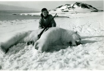 Ivan Hochlins sønn, Lars Hochlin, fulgte i farens fotspor. I 1948 kom han til Svalbard og overvintret i Biscayarhuken. Her fotografert med sin første bjørn. Ivan Hochlins sønn, Lars Hochlin, fulgte i farens fotspor. I 1948 kom han til Svalbard og overvintret i Biscayarhuken. Her fotografert med sin første bjørn.