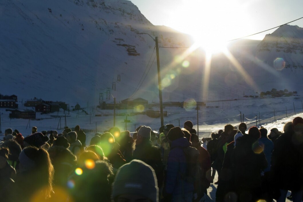 Svalbardianerne venter på at sola skal titte opp over Larsbreen etter en lang mørketidssesong. Svalbardianerne venter på at sola skal titte opp over Larsbreen etter en lang mørketidssesong.