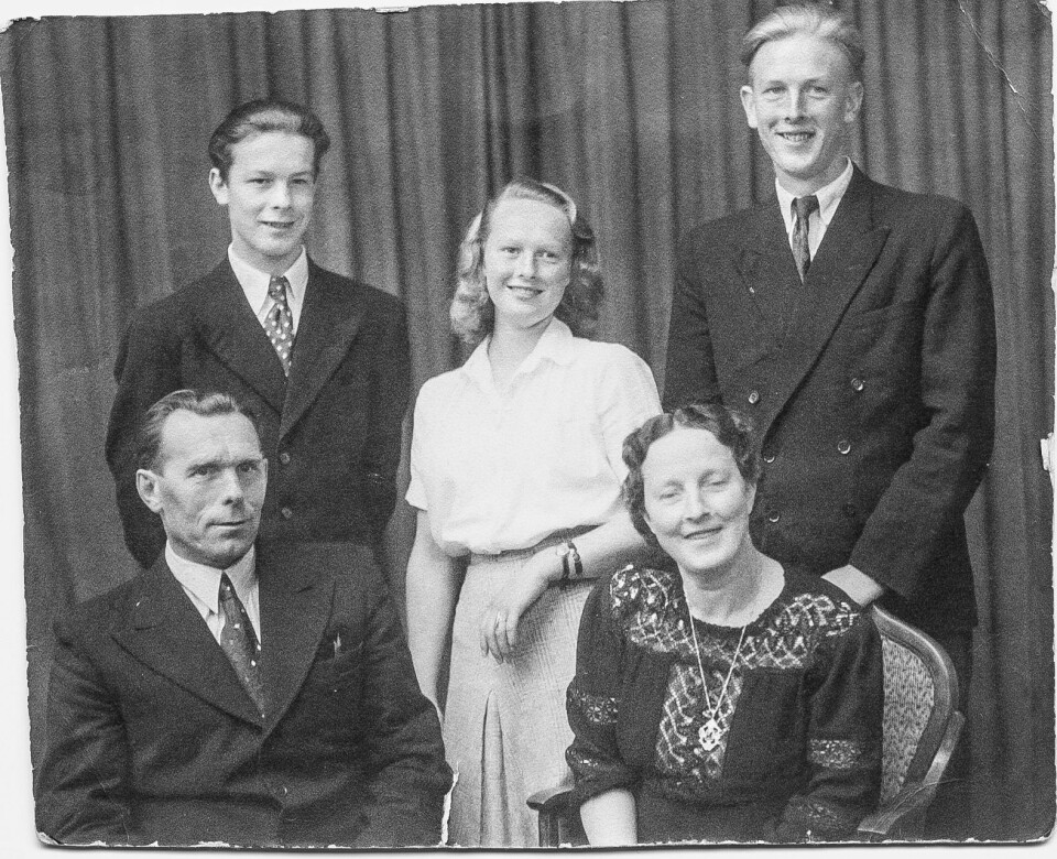 Familien Hochlin, far Ivan og mor Aase Marie foran. Barna Lars, Anna Ivanovna og Jacob bak fra venstre.