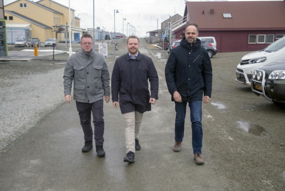 Frp, her representert ved Arnt Vegar Jenssen til venstre, bli tatt med inn i varmen? Her sammen med Høyres Kjetil Figenschou og Venstres Eirik Berger.