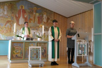 Domprost Stig Lægdene bak alteret foretok innsettelsen av sokneprest Siv Limstrand. Her står hun sammen med leder i Svalbard kirkeråd, Anne Lise Klungseth Sandvik.