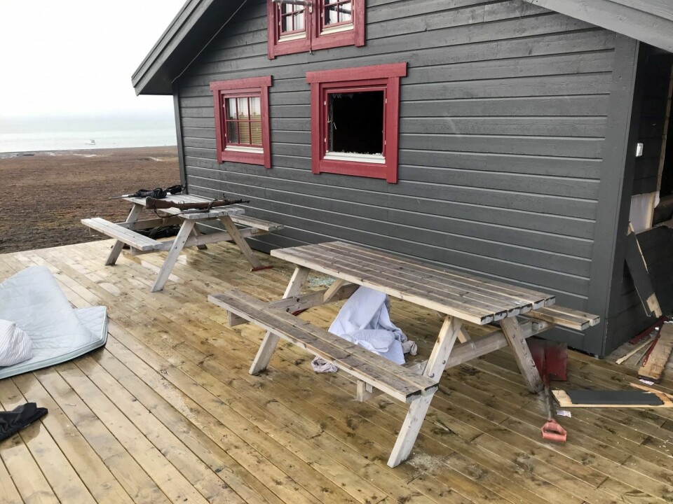 Isbjørner har gjort mye skade på hytter de siste ukene. Denne hytta på Vindodden fikk nylig isbjørnbesøk. Isbjørner har gjort mye skade på hytter de siste ukene. Denne hytta på Vindodden fikk nylig isbjørnbesøk.