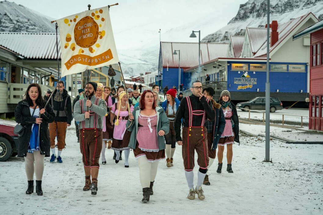 Paraden under årets utgave av oktoberfesten i Longyearbyen. Paraden under årets utgave av oktoberfesten i Longyearbyen.