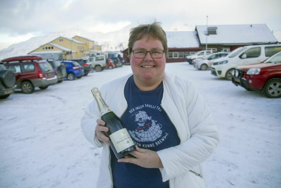 Bente Martinsen fikk sin velfortjente premie etter å ha vunnet Stetten-konkurransen i Svalbardposten 2018.