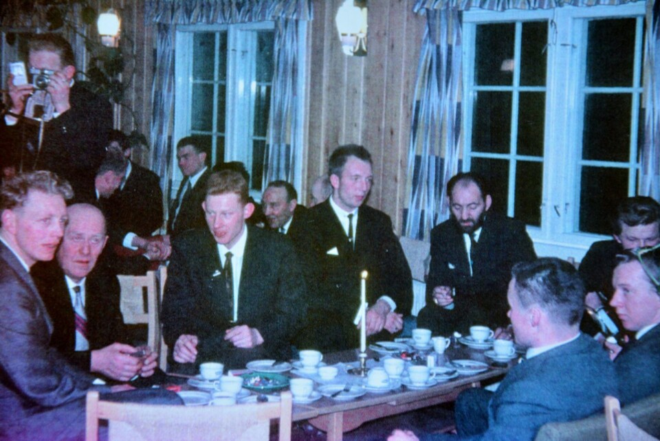 Julaften i 1964 i peisestua i Svalbard Kirke. Det var åpen kirke på ettermiddagen med kaffe og kaker. Prest Samson Vik holdt tale. Leif Langnes nummer tre fra venstre og nummer to fra venstre er Erling Bakken. Julaften i 1964 i peisestua i Svalbard Kirke. Det var åpen kirke på ettermiddagen med kaffe og kaker. Prest Samson Vik holdt tale. Leif Langnes nummer tre fra venstre og nummer to fra venstre er Erling Bakken.