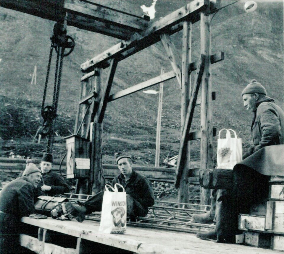 En liten pust i bakken nedenfor Gruve 2B. Fra venstre, Erling Bakken, Leif Langnes, Jakob Johansen og Ole Richardsen. Året er 1964. En liten pust i bakken nedenfor Gruve 2B. Fra venstre, Erling Bakken, Leif Langnes, Jakob Johansen og Ole Richardsen. Året er 1964.