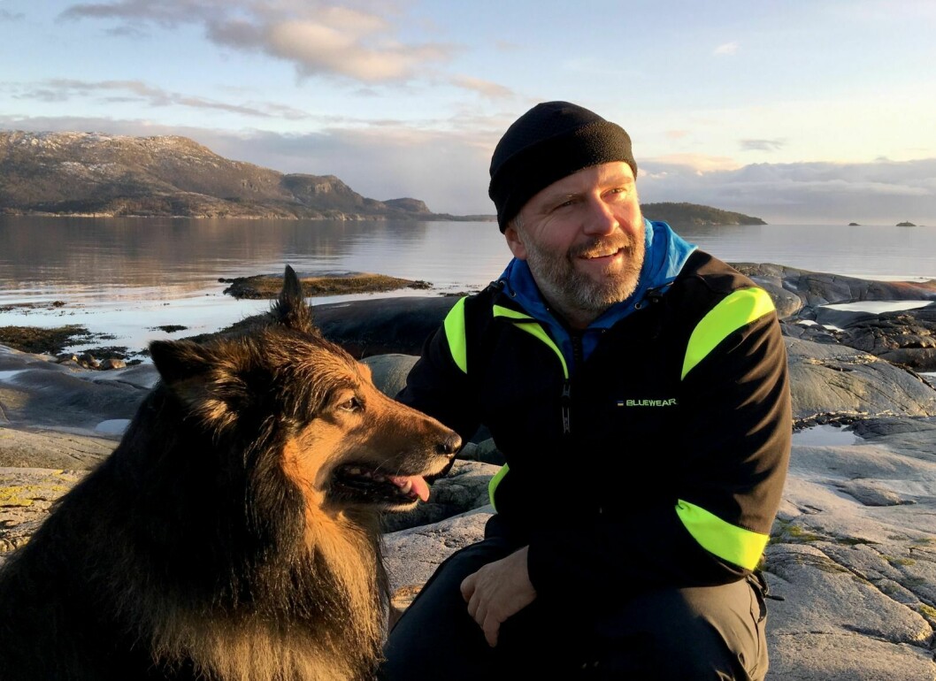 Per Gunnar Hettervik blir ny reiselivssjef på Svalbard. Her er trebarnsfaren, som lar barna bli igjen på fastlandet, avbildet sammen med hunden Sjokko. – Det ble et naturlig navnevalg ettersom hele familien elsker sjokolade, forteller 52-åringen fra Tysvær i Rogaland.