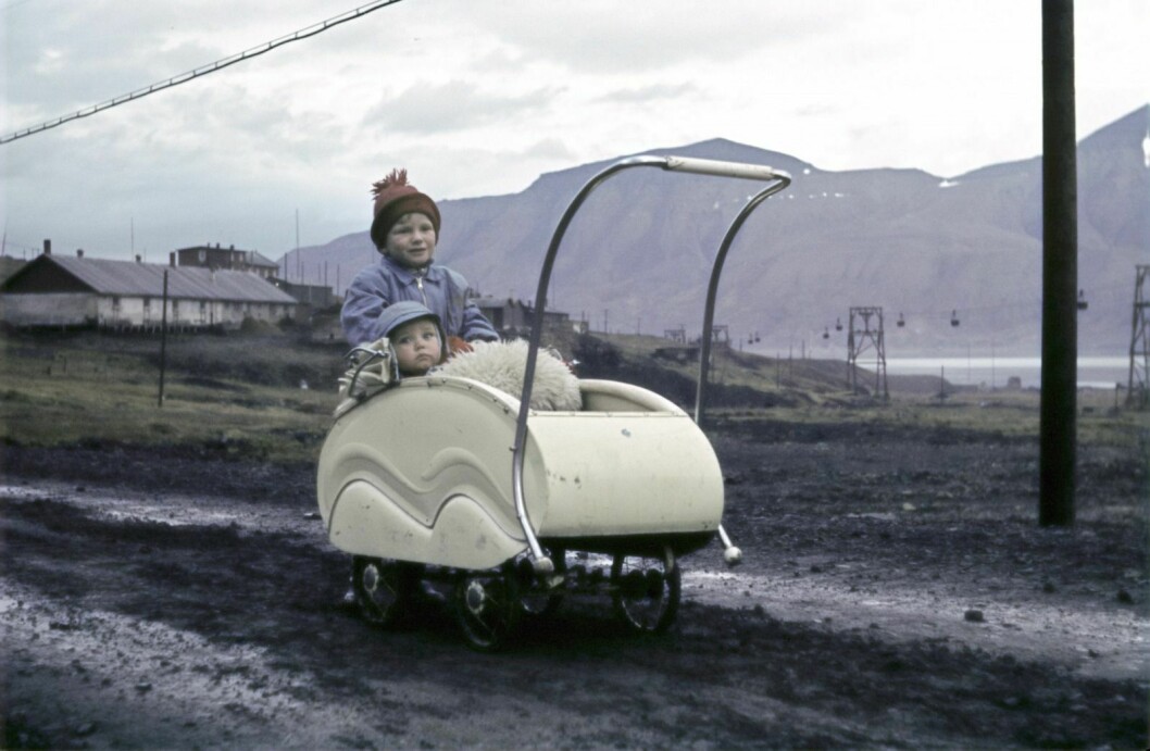 Sylvi og Eirik Tollefsen på veien fra fjøset til Haugen. Eirik sitter i barnevognen. Dette er cirka 1956.