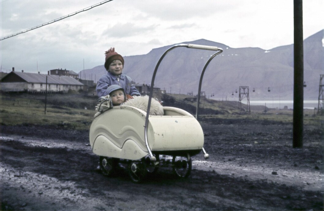 Sylvi og Eirik Tollefsen på veien fra fjøset til Haugen. Eirik sitter i barnevognen. Dette er cirka 1956. Sylvi og Eirik Tollefsen på veien fra fjøset til Haugen. Eirik sitter i barnevognen. Dette er cirka 1956.