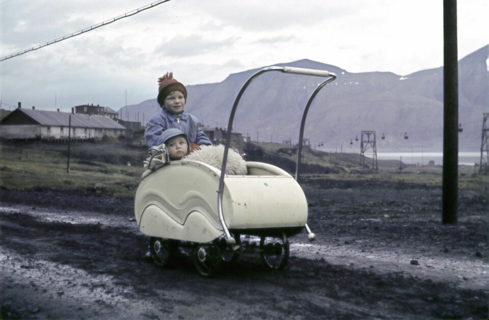 Sylvi og Eirik Tollefsen på veien fra fjøset til Haugen. Eirik sitter i barnevognen. Dette er cirka 1956.