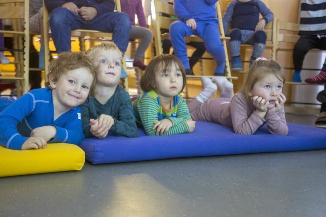 Svalbardreinen fikk interessen til de små i Kullungen barnehage. Fra venstre: Håkon Hammervoll Helgesen (4),Edward Prytz Mathisen (4), Sofia Sitdikova (4) og Anna Lockert Rognmo (3). Svalbardreinen fikk interessen til de små i Kullungen barnehage. Fra venstre: Håkon Hammervoll Helgesen (4),Edward Prytz Mathisen (4), Sofia Sitdikova (4) og Anna Lockert Rognmo (3).