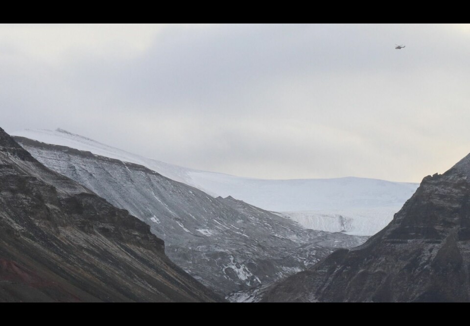 BLE REDDET: Helikopteret er på vei opp til Trollsteinen, som du ser bak til venstre i dette bildet. Redningsaksjonen fant sted lørdag ettermiddag i 15.30-tiden. BLE REDDET: Helikopteret er på vei opp til Trollsteinen, som du ser bak til venstre i dette bildet. Redningsaksjonen fant sted lørdag ettermiddag i 15.30-tiden.