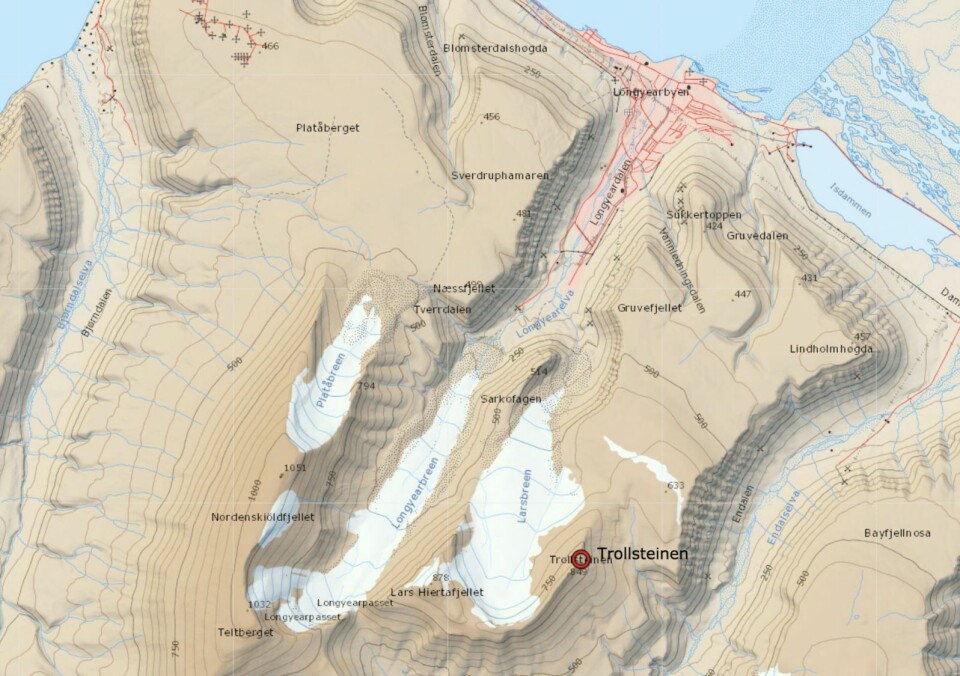 Trollsteinen er et populært turmål for dagsturer til fots eller på ski fra Longyearbyen. Trollsteinen er et populært turmål for dagsturer til fots eller på ski fra Longyearbyen.