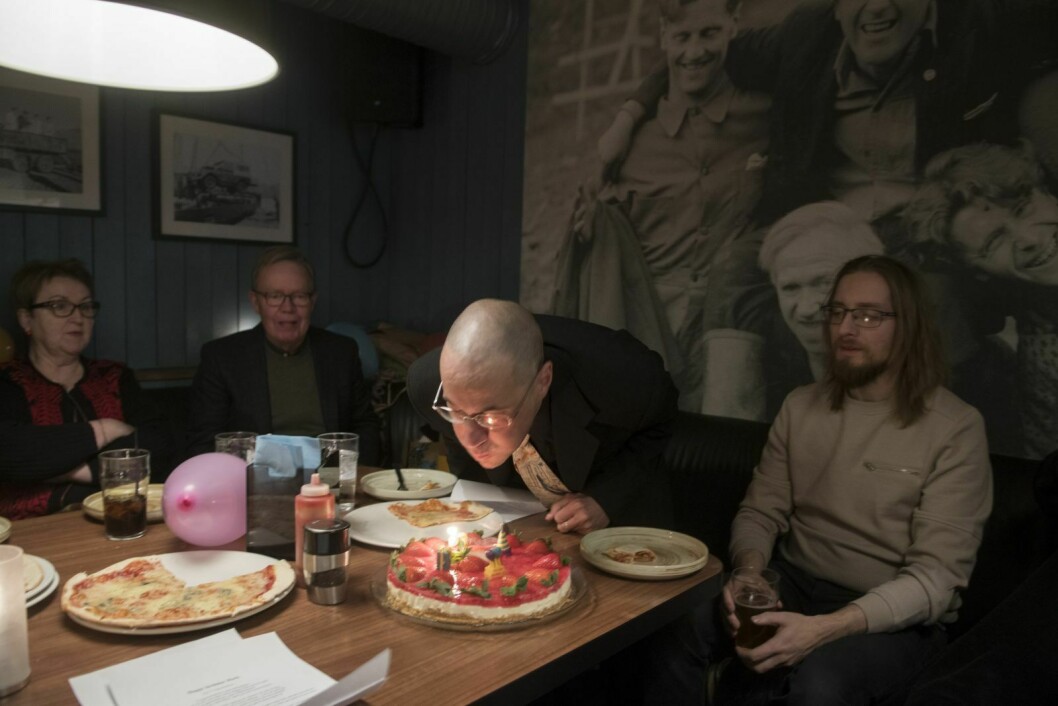 Mark Sabbatini ble feiret med pizza og kaker på Svalbar torsdag i forrige uke. Fra venstre: Liv Nyheim, kultursjef Roger Zahl Ødegård, bursdagsbarnet og Haakon Sandvik.