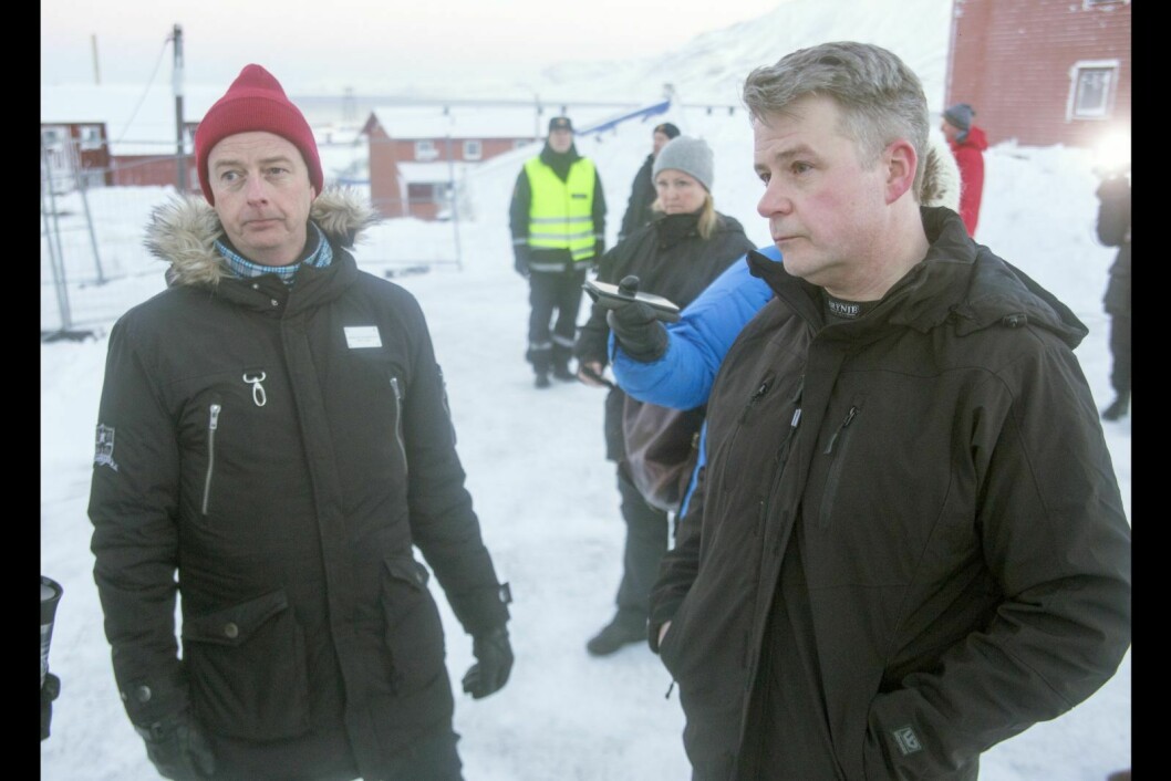 Både olje- og energiminister Terje Søviknes til venstre og justis- og bereredskapsminister Per Willy Amundsen besøkte Longyearbyen etter skredet i Lia i februar. Rett før jul sendte lokalstyrelederen nytt brev til justisministeren om skredsikring og mangel på penger til tiltak.