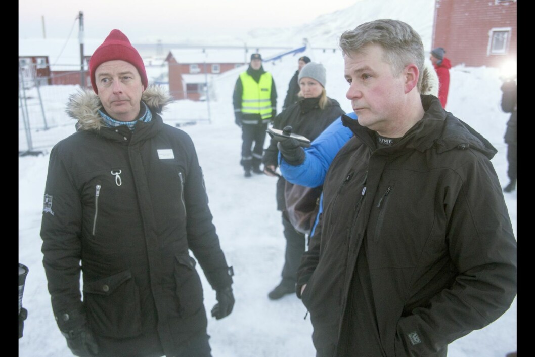 Både olje- og energiminister Terje Søviknes til venstre og justis- og bereredskapsminister Per Willy Amundsen besøkte Longyearbyen etter skredet i Lia i februar. Rett før jul sendte lokalstyrelederen nytt brev til justisministeren om skredsikring og mangel på penger til tiltak. Både olje- og energiminister Terje Søviknes til venstre og justis- og bereredskapsminister Per Willy Amundsen besøkte Longyearbyen etter skredet i Lia i februar. Rett før jul sendte lokalstyrelederen nytt brev til justisministeren om skredsikring og mangel på penger til tiltak.