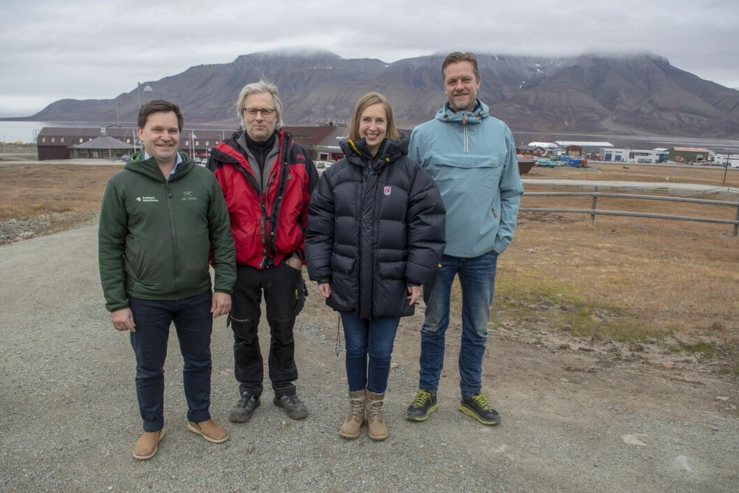 Lokalpolitikerne var glad for gavepakken fra regjeringen til forskning og høyere utdanning. Fra venstre Stein-Ove Johannessen (H), Jørn Dybdahl (Frp) , statsråd Iselin Nybø (V) og Terje Aunevik (V). Lokalpolitikerne var glad for gavepakken fra regjeringen til forskning og høyere utdanning. Fra venstre Stein-Ove Johannessen (H), Jørn Dybdahl (Frp) , statsråd Iselin Nybø (V) og Terje Aunevik (V).