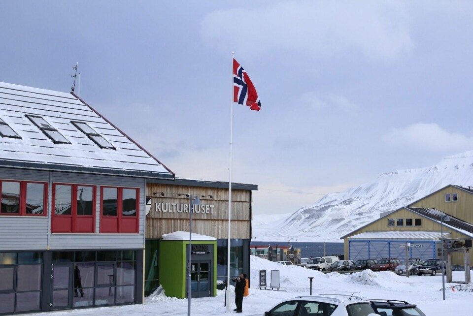 Flagget til topps for dronning Sonja som kommer til byen.