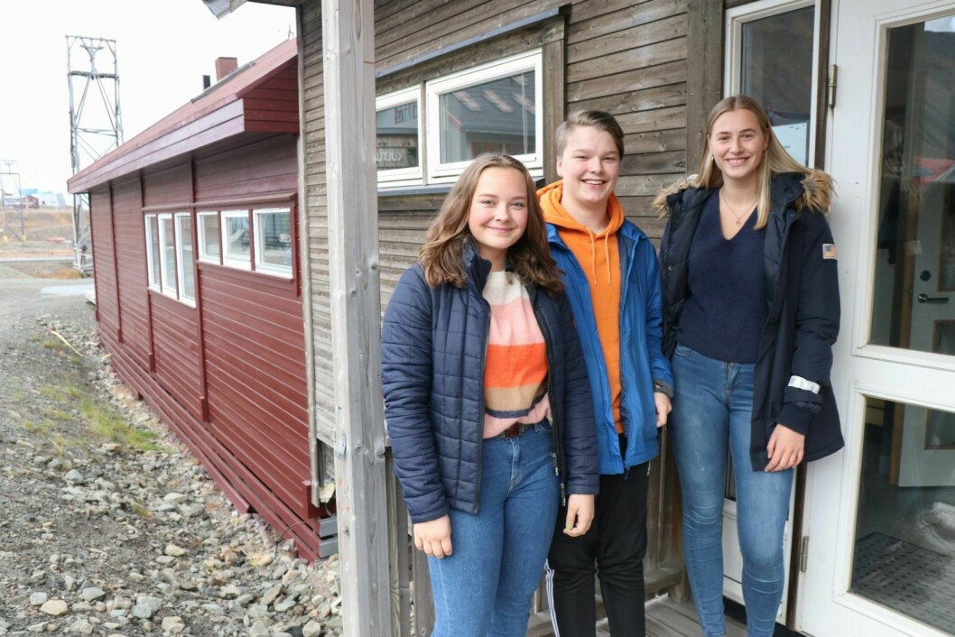 FORNØYDE: Fra venstre er Tine Westby Thorstad (15), Tobias Fjerdingøy (14) og ungdomsrådsleder Marte Nilssen Alexandersen (17) fornøyde med at ungdomshuset nå blir selvstyrt.