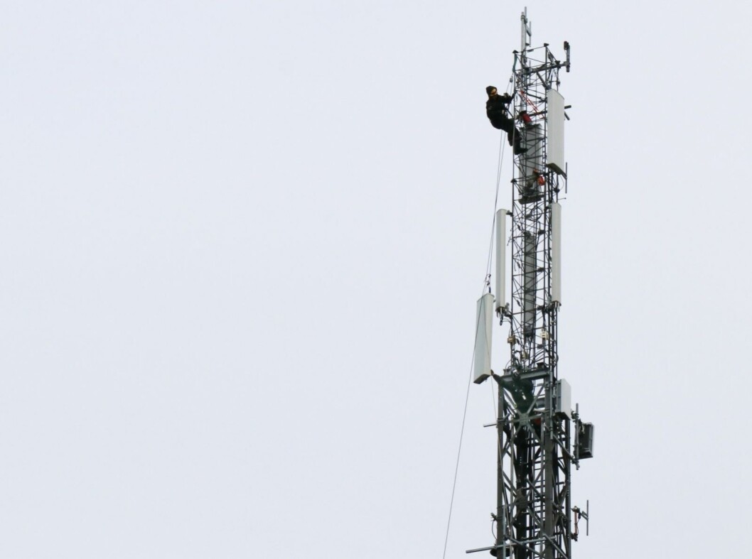 57 METER OPP: Montørene Bjørn Steve Ediassen og John-Einar Christoffersen er innleid til det luftige oppdraget. 57 METER OPP: Montørene Bjørn Steve Ediassen og John-Einar Christoffersen er innleid til det luftige oppdraget.