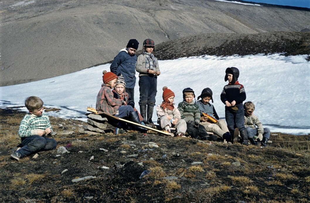 Kurt Adler Skog, Sylvi Tollefsen, Bernt Tollefsen og Jack Askvik er ute og leker i Longyearbyen. Er det noen som kan hjelpe oss å navngi alle fra venstre til høyre? Kurt Adler Skog, Sylvi Tollefsen, Bernt Tollefsen og Jack Askvik er ute og leker i Longyearbyen. Er det noen som kan hjelpe oss å navngi alle fra venstre til høyre?