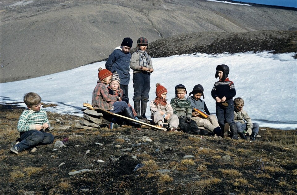 Kurt Adler Skog, Sylvi Tollefsen, Bernt Tollefsen og Jack Askvik er ute og leker i Longyearbyen. Er det noen som kan hjelpe oss å navngi alle fra venstre til høyre?