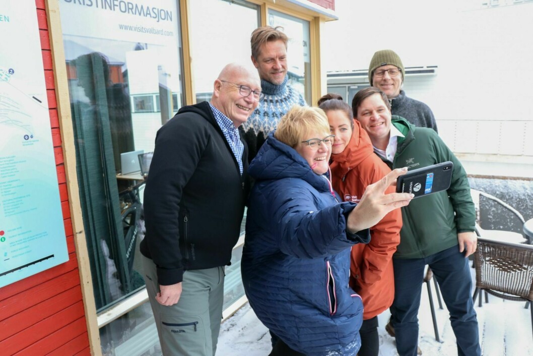SELFIE: Kulturminister Trine Skei Grande (V) tar en selfie med, f.v., Ronny Strømes (Visit Svalbard), Terje Aunevik (V), Linn Cecilie Blekkerud (Visit Svalbard), Stein-Ove Johannessen (H) og Jørn Dybdahl (Frp).