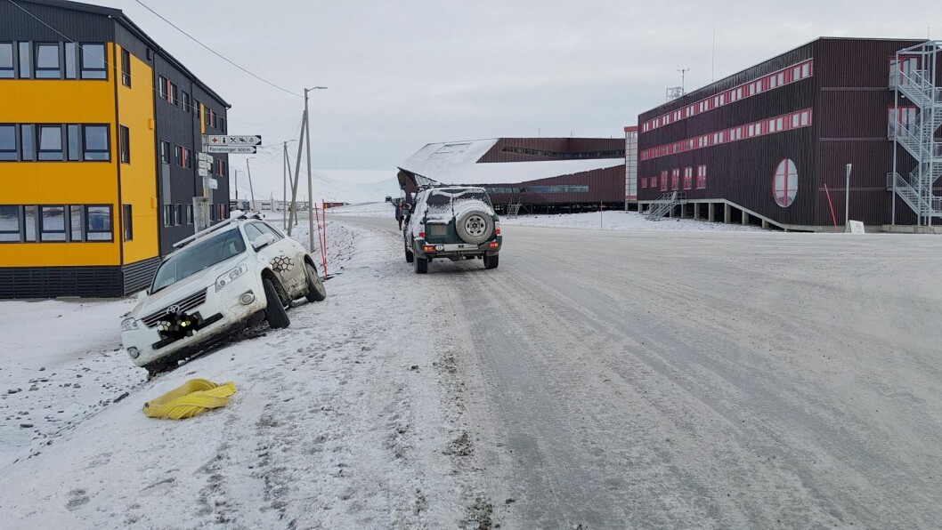 PÅ KANTEN: Sjåføren var veldig glad for at bilen ikke skled lenger, for da hadde den sannsynligvis seilt ned hele skrenten. PÅ KANTEN: Sjåføren var veldig glad for at bilen ikke skled lenger, for da hadde den sannsynligvis seilt ned hele skrenten.
