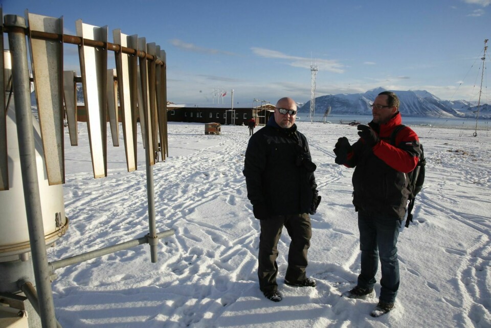 Aleksander Danda, til venstre, er direktør i Polens forskningsdepartement. Han likte det han så da stasjonssjef Piotr Zagorski i Hornsund viste frem alle instrumentene som måler vind, nedbør, isens bevegelse, sollys og mye annet.