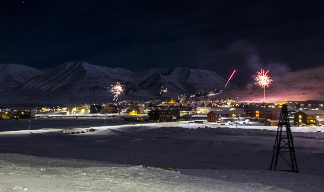 Slik så det ut i Longyearbyen ved inngangen til 2018. Neste nyttårsaften kan det bli felles fyrverkeri.