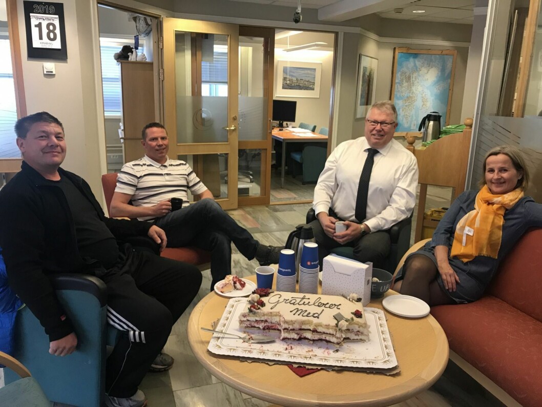 Marsipankaken gikk unna da banken feiret 60-årsdag. Fra venstre Lars Sandnesaunet, Svenn Are Johansen, Arne Morten Olsen og Trude Holmsen. Marsipankaken gikk unna da banken feiret 60-årsdag. Fra venstre Lars Sandnesaunet, Svenn Are Johansen, Arne Morten Olsen og Trude Holmsen.