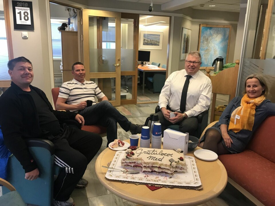 Marsipankaken gikk unna da banken feiret 60-årsdag. Fra venstre Lars Sandnesaunet, Svenn Are Johansen, Arne Morten Olsen og Trude Holmsen.