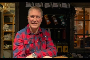 <strong class="nf-o-text--strong">John Kristian Bø (54)</strong><br/>– Det er mye skrot som er verna, og dyr vikler seg inn i det og tar skade. Det må man rydde opp i. Jeg synes også at man må diskutere hvordan man skal regulere den voldsomme turismen. De legger igjen penger, men her hvor jeg jobber er det lite. Når det kommer så mange på én gang blir det mye søppel og forurensing, det er ikke positivt. Man burde heller satse på de mindre ekspedisjonscruisene.<br/>Jeg har ikke bestemt meg for hva jeg skal stemme enda, men heller kanskje mot AP. <strong class="nf-o-text--strong">John Kristian Bø (54)</strong><br/>– Det er mye skrot som er verna, og dyr vikler seg inn i det og tar skade. Det må man rydde opp i. Jeg synes også at man må diskutere hvordan man skal regulere den voldsomme turismen. De legger igjen penger, men her hvor jeg jobber er det lite. Når det kommer så mange på én gang blir det mye søppel og forurensing, det er ikke positivt. Man burde heller satse på de mindre ekspedisjonscruisene.<br/>Jeg har ikke bestemt meg for hva jeg skal stemme enda, men heller kanskje mot AP.
