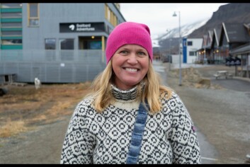 <strong class="nf-o-text--strong">Evelin Aljas (50)</strong><br/>– Det viktigste er at folk som bor her har det bra. Boligkrise og klimaendringene som fører til evakueringer på kort varsel er ikke bra. Før var folk i byen mer positive, nå er det mye negativitet i forbindelse med arbeidsliv og bolig. Politikerne må også bli flinkere til å engasjere folket, mange kan føle seg uviktige når det kommer til den politiske debatten. Veiene er også helt grusomme, og det må det gjøres noe med. <br/>Jeg er usikker på hva jeg skal stemme, men det blir et sentrumsparti eller ett mot venstresiden. <strong class="nf-o-text--strong">Evelin Aljas (50)</strong><br/>– Det viktigste er at folk som bor her har det bra. Boligkrise og klimaendringene som fører til evakueringer på kort varsel er ikke bra. Før var folk i byen mer positive, nå er det mye negativitet i forbindelse med arbeidsliv og bolig. Politikerne må også bli flinkere til å engasjere folket, mange kan føle seg uviktige når det kommer til den politiske debatten. Veiene er også helt grusomme, og det må det gjøres noe med. <br/>Jeg er usikker på hva jeg skal stemme, men det blir et sentrumsparti eller ett mot venstresiden.