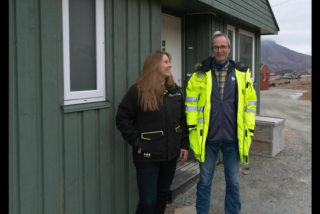 Marit Devik, daglig leder i Store Norske Boliger, og Jan Myhre, eiendomssjef i LL, foran en av boligene som mest sannsynlig skal rives før jul. Statsbygg er også med på prosjektet.