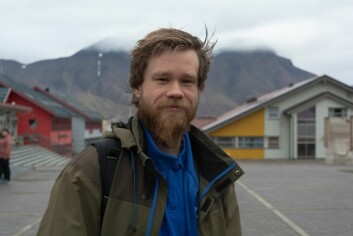 <strong class="nf-o-text--strong">Erlend Christensen (26)</strong><br/>– Man trenger en bedre plan for turismen. Hva som må gjøres vet jeg ikke, men det har en stor innvirkning på byen. Det er jo Arktis vi bor i, og det er ikke bare å sette seg i en båt og kjøre rundt øya. Kanskje kommer det mer konkrete planer etter at ulykken først har inntruffet. Noe må vi jo leve av, jeg er glad det ikke er jeg som skal bestemme. <br/>Stemmingen her er ikke som på fastlandet, så jeg er usikker. Men noe i sentrum, kanskje. <strong class="nf-o-text--strong">Erlend Christensen (26)</strong><br/>– Man trenger en bedre plan for turismen. Hva som må gjøres vet jeg ikke, men det har en stor innvirkning på byen. Det er jo Arktis vi bor i, og det er ikke bare å sette seg i en båt og kjøre rundt øya. Kanskje kommer det mer konkrete planer etter at ulykken først har inntruffet. Noe må vi jo leve av, jeg er glad det ikke er jeg som skal bestemme. <br/>Stemmingen her er ikke som på fastlandet, så jeg er usikker. Men noe i sentrum, kanskje.