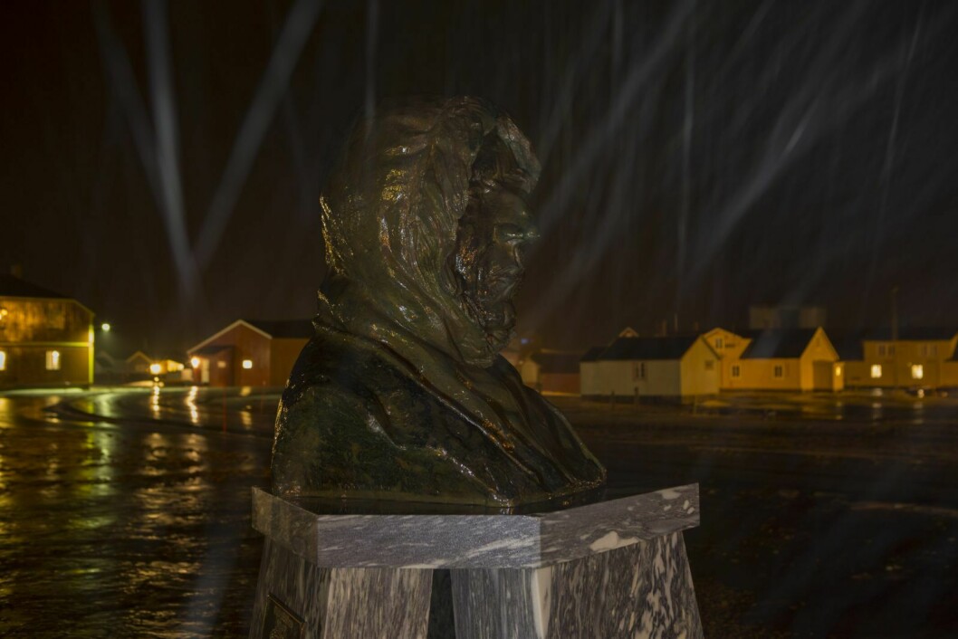 Roald Amundsen-statuen i Ny-Ålesund måtte tåle mye regn og vind i helga.