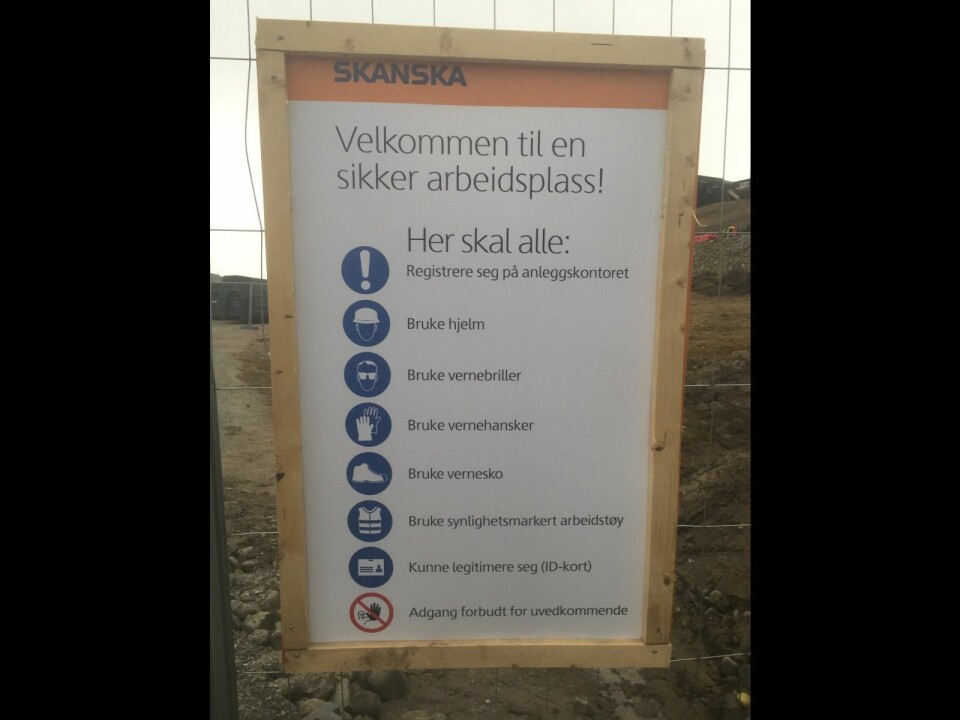 Flere skilt er satt opp i forbindelse med byggingen av nye leiligheter i Gruvedalen.